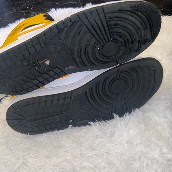 Air Jordan 1 Mid 8.5. White university gold-black Blanc/Noir or universite - Picture 7 of 8